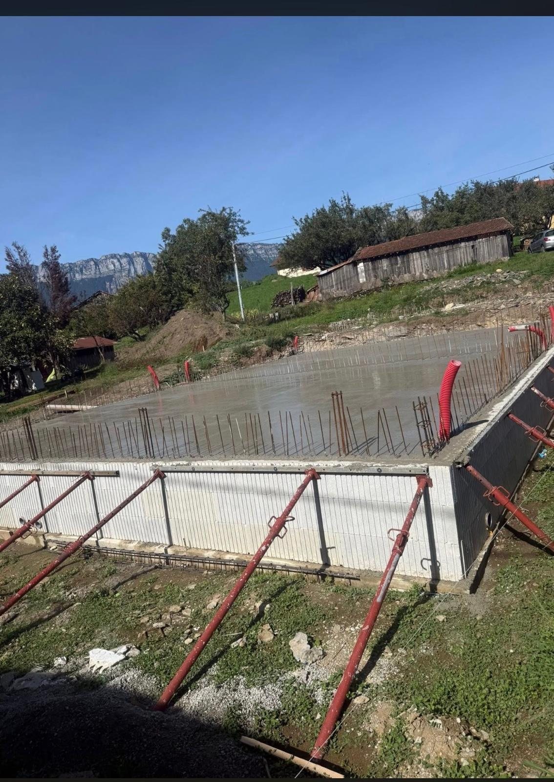 Dalle béton coulée sur les fondations du même chantier au Versoud