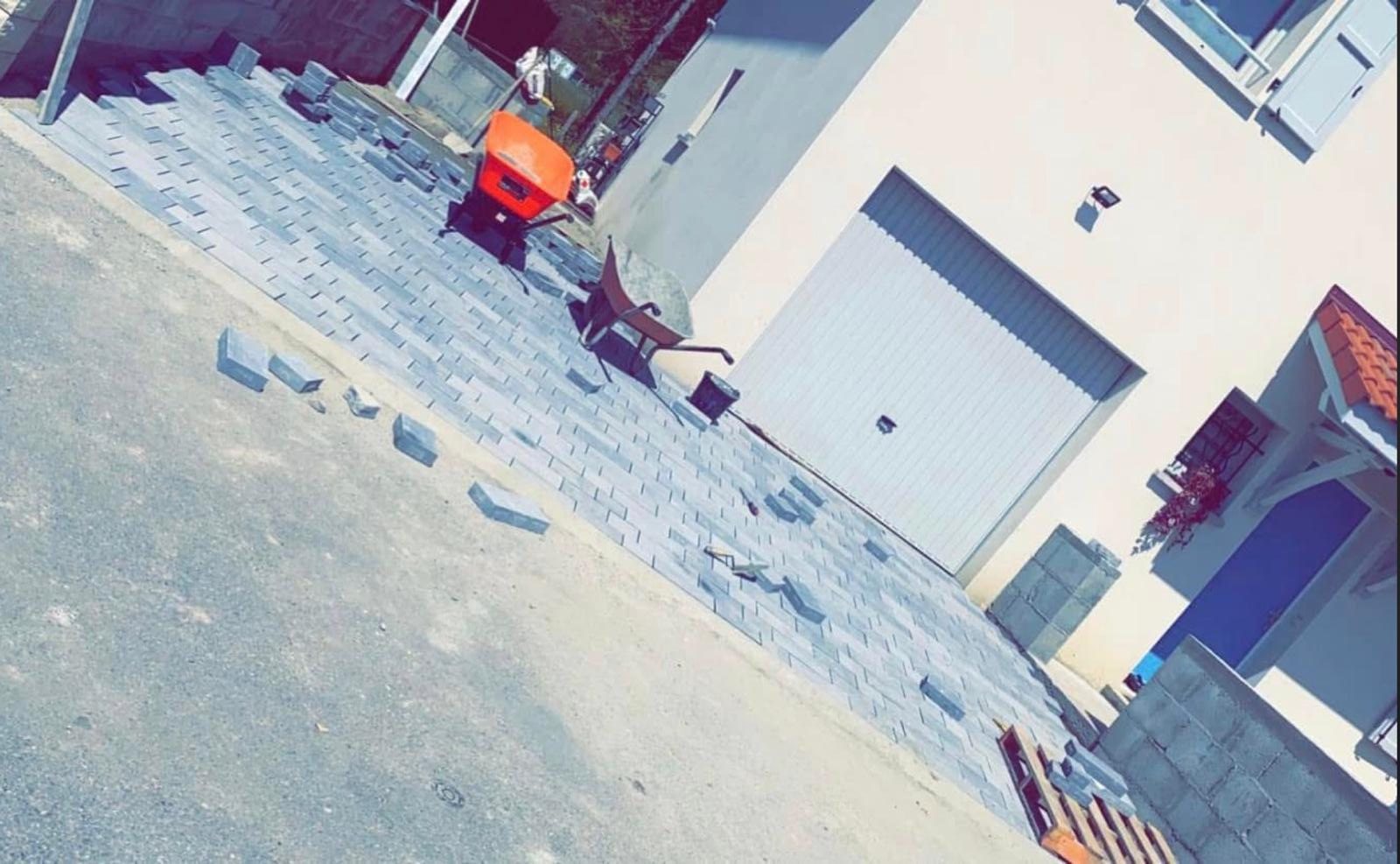 MM Maçonnerie pose de pavés autobloquants en cours de chantier