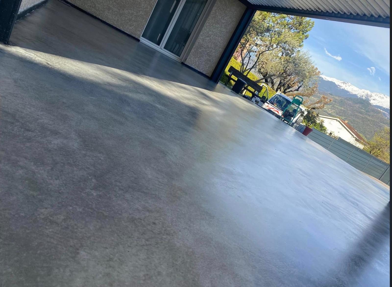 Terrasse en béton lissé devant une maison, réalisation MM Maçonnerie dans le Grésivaudan