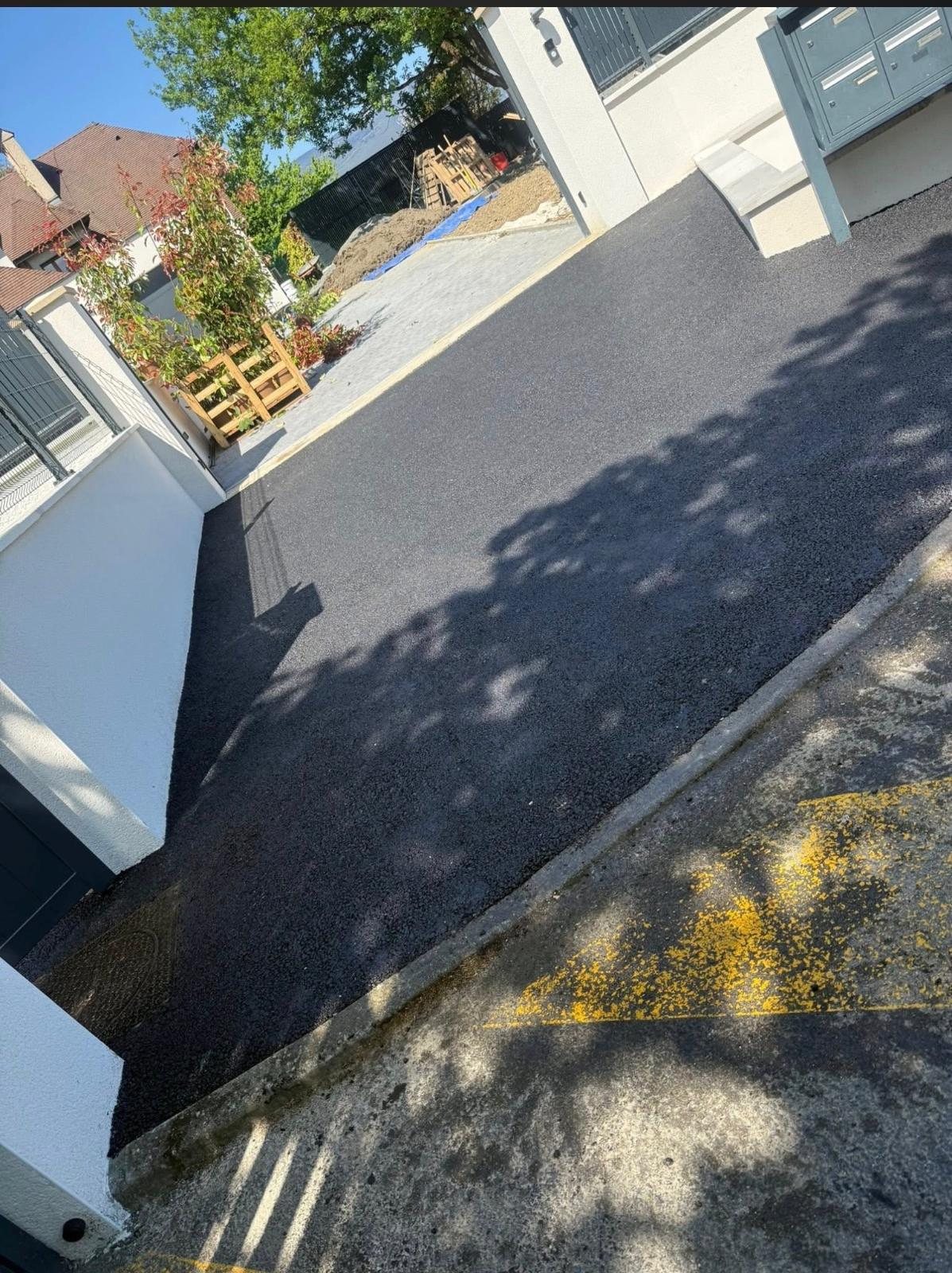 Accès de copropriété en enrobé noir réalisé par MM Maçonnerie près de Grenoble