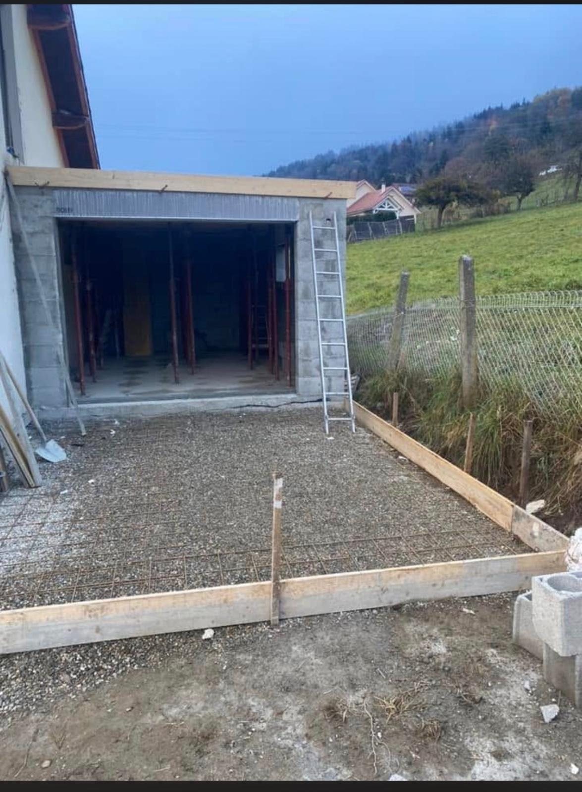 Extension maçonnée en blocs béton avec dalle ferraillée, chantier MM Maçonnerie en Isère