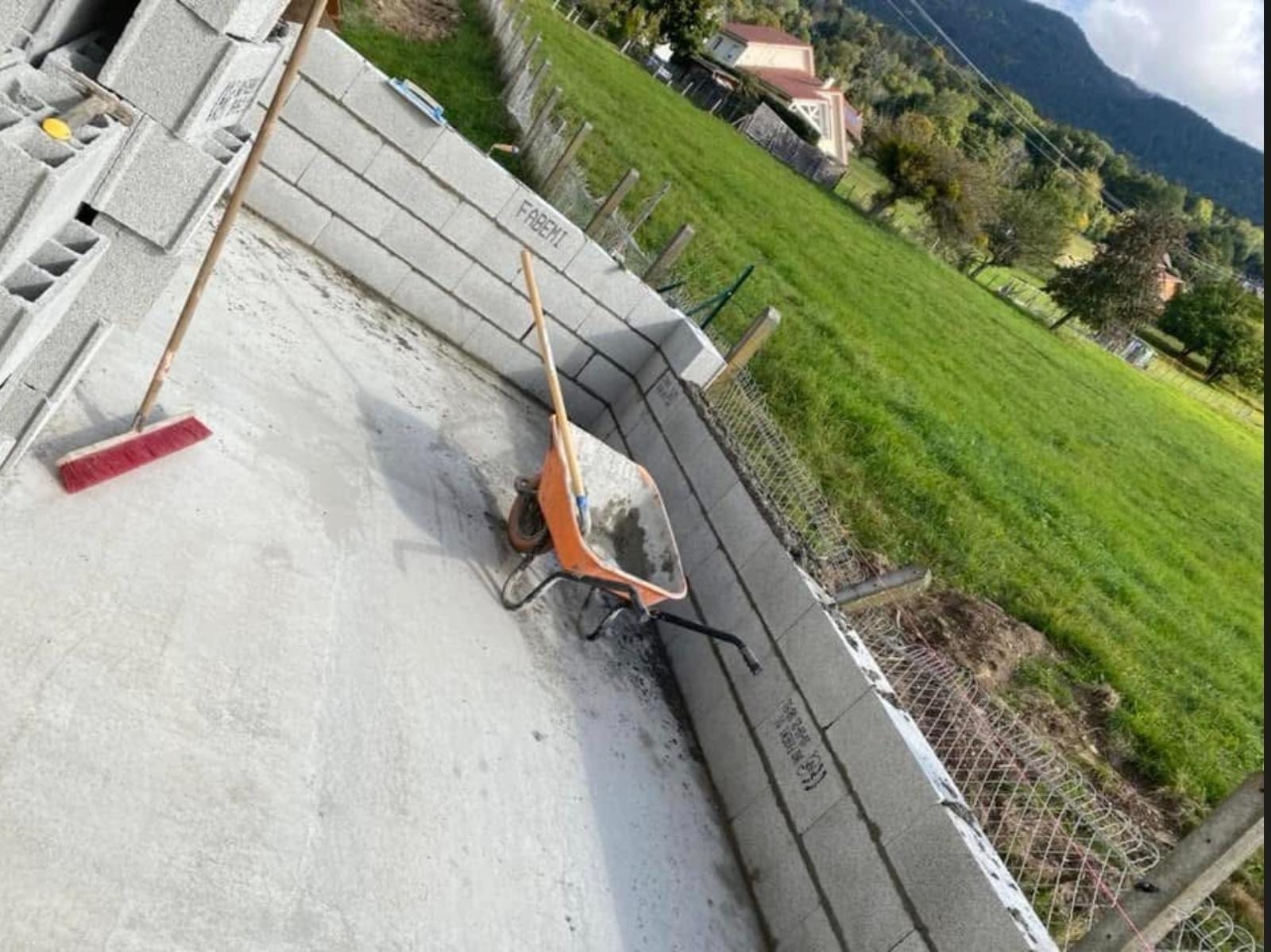 Mur de soutènement en blocs béton et dalle coulée, maçonnerie MM Maçonnerie au Versoud