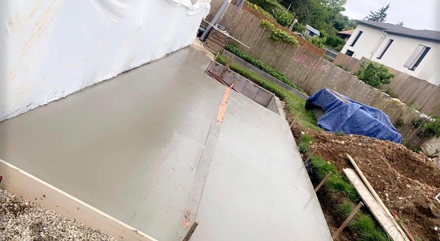 Grande dalle béton coulée et talutée par MM Maçonnerie dans le Grésivaudan