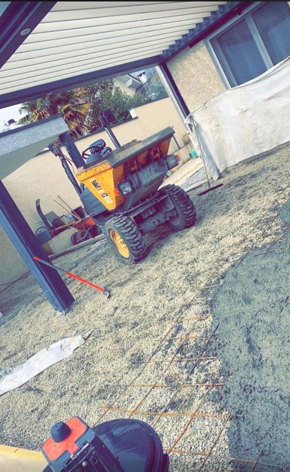 Chantier MM Maçonnerie : ferraillage de dalle et dumper de chantier en Isère